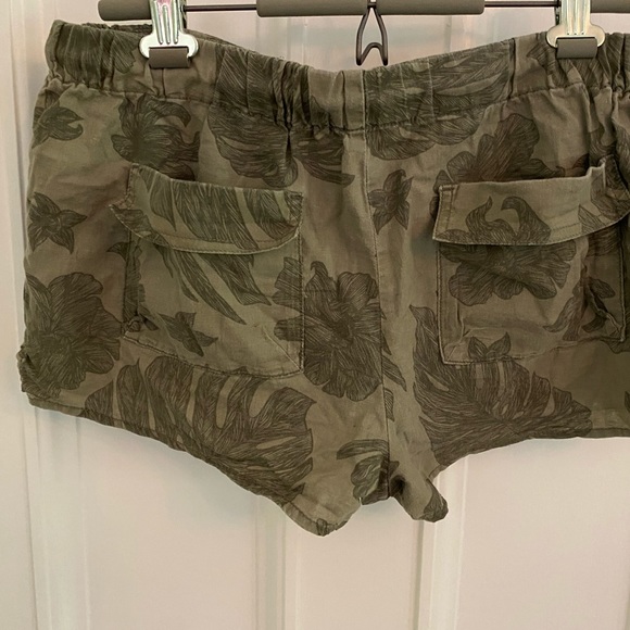 TNA Aritizia Shorts - Picture 4 of 4